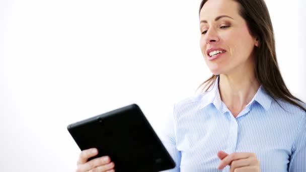 Mujer de negocios sonriente con tablet PC — Vídeo de stock