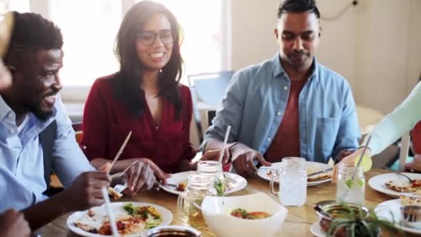 Szczęśliwy przyjaciół, jedzenia i mówienia o restauracji — Wideo stockowe