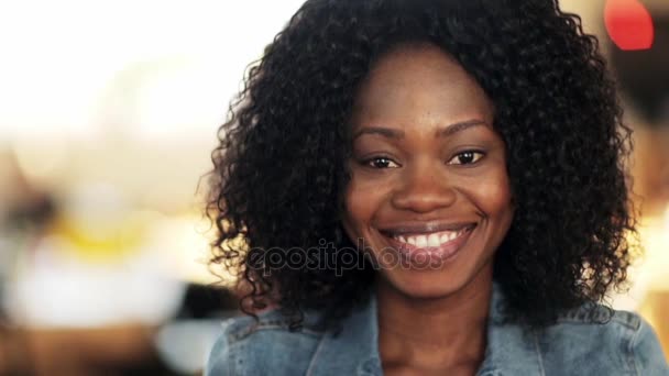 Rosto de mulher afro-americana sorridente feliz — Vídeo de Stock