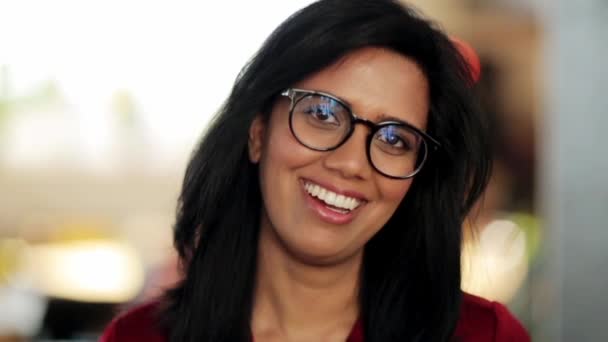 Gözlük gülümseyen genç kadında mutlu yüz — Stok video