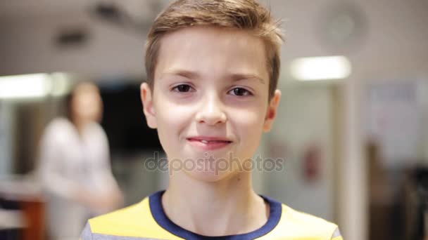 Feliz sonriente preadolescente chico en la escuela — Vídeos de Stock