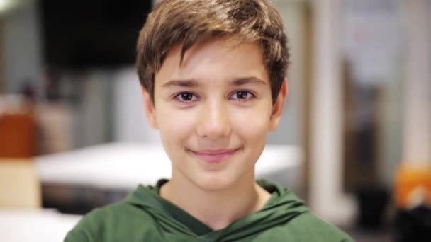 Feliz sorrindo menino pré-adolescente na escola — Vídeo de Stock