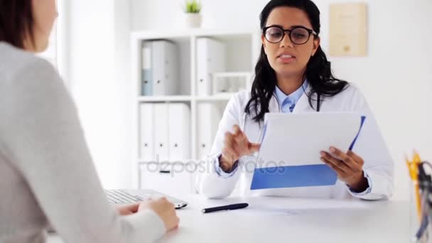 Médecin avec presse-papiers et femme à l'hôpital — Video