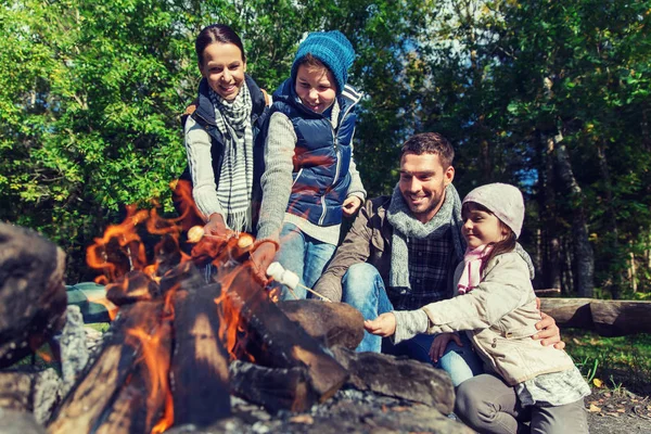 Mutlu aile kamp ateşi üzerinde hatmi kavurma — Stok fotoğraf