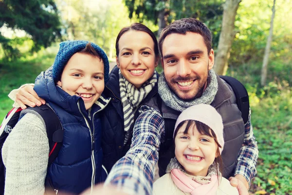 Rodina s batohy s selfie a turistika — Stock fotografie