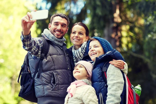 Familj med selfie med smartphone i skogen — Stockfoto