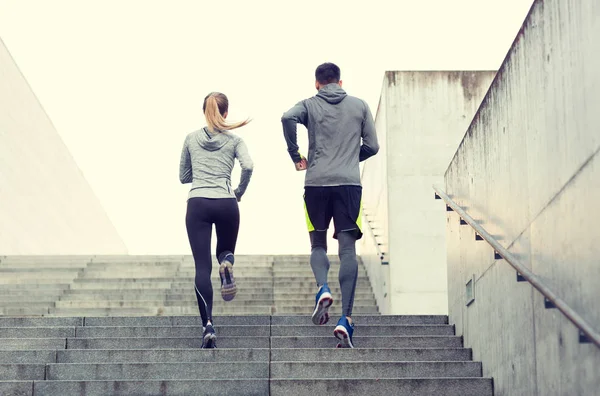 Para biegająca po schodach miejskich — Zdjęcie stockowe