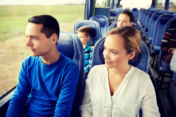 Gelukkige paar of passagiers in de bus reizen — Stockfoto