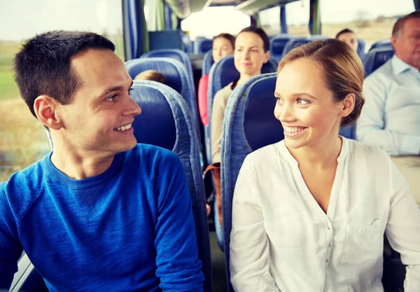 Группа счастливых пассажиров в туристическом автобусе — стоковое фото