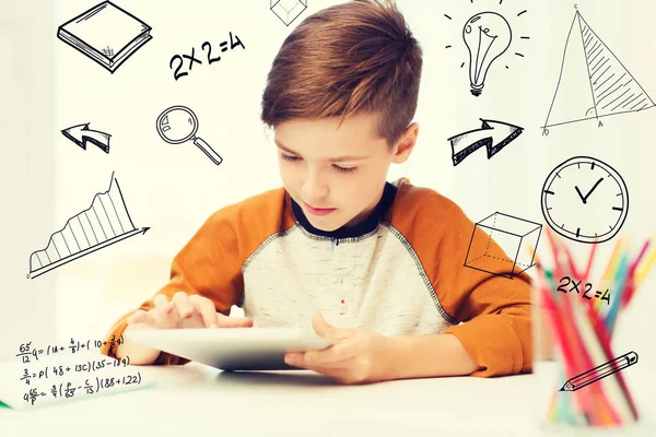 Close up de menino com tablet pc computador em casa — Fotografia de Stock