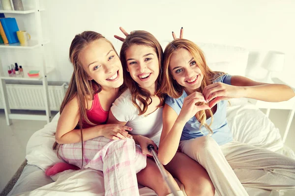 Teen ragazze con selfie bastone fotografare a casa — Foto Stock