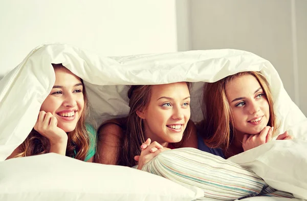 Boldog, fiatal nők az ágyban az otthon pajama fél — Stock Fotó