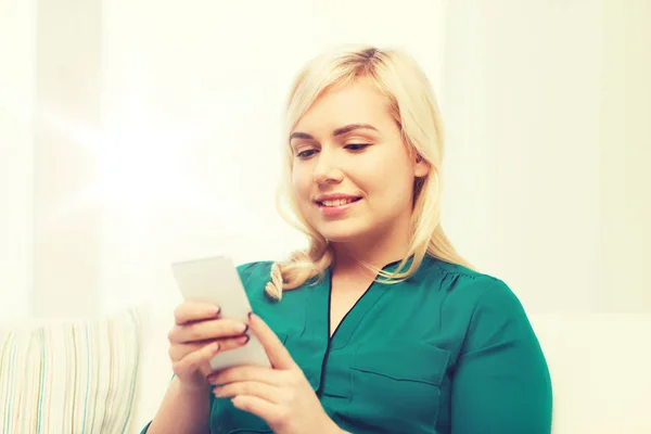 Mujer feliz con smartphone en casa —  Fotos de Stock