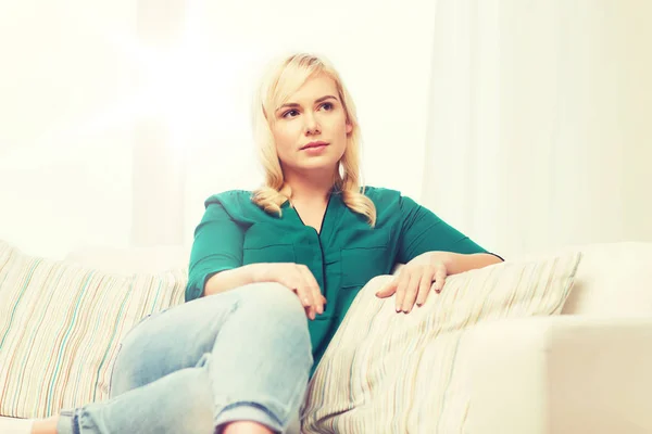 Felice giovane donna a casa — Foto Stock