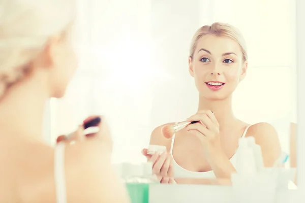 Mujer con cepillo de maquillaje y polvo en el baño —  Fotos de Stock