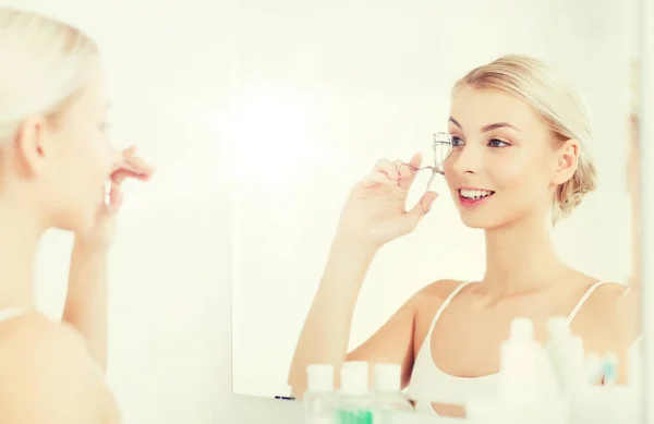 卷发器卷翘的睫毛在浴室的女人 — 图库照片