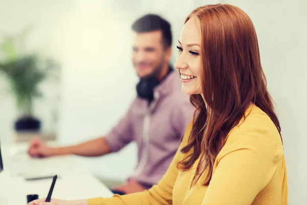 Fornøyde kreative team eller studenter som arbeider ved sine kontorer – stockfoto