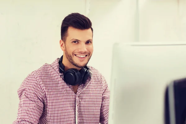 Homme créatif avec écouteurs et ordinateur — Photo