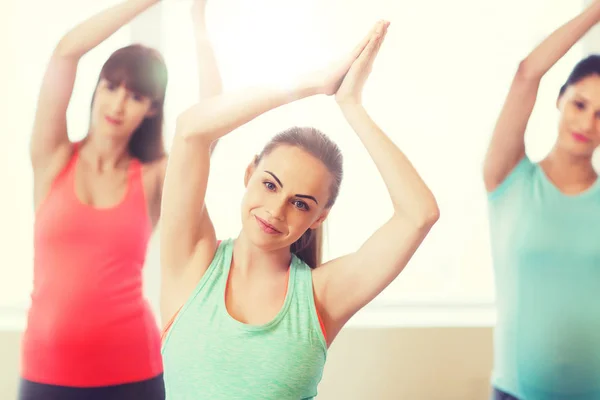 快乐孕妇在健身房锻炼身体 — 图库照片