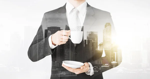 Nahaufnahme von Geschäftsmann, der Kaffee aus Tasse trinkt — Stockfoto