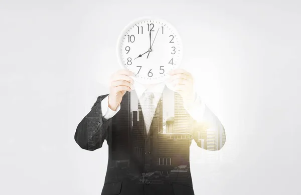 Hombre de negocios con reloj de pared — Foto de Stock