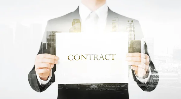 Close up van zakenman holding contract papier — Stockfoto
