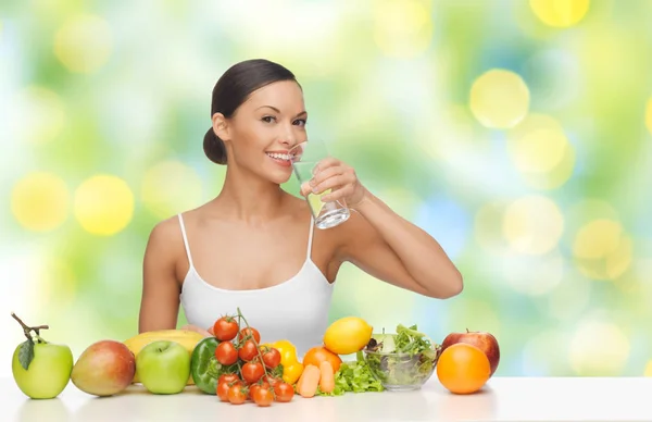 Mujer feliz con vaso de agua y comida saludable — Foto de Stock