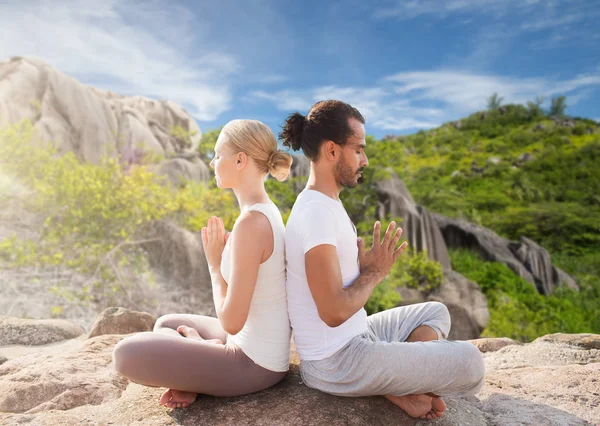 Glimlachend paar oefeningen maken yoga buiten — Stockfoto