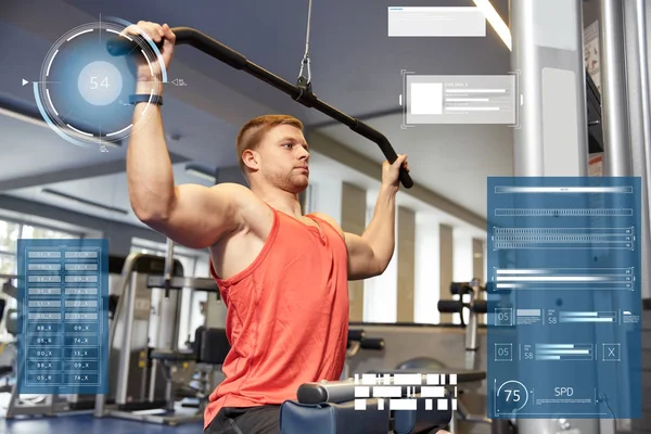 Músculos de flexión del hombre en el gimnasio de la máquina de cable —  Fotos de Stock