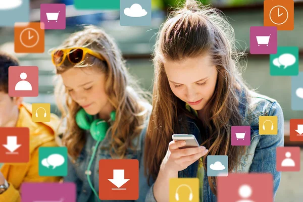Gelukkig jeugdvrienden met smartphones outdoors — Stockfoto