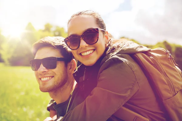 Casal feliz com mochilas se divertindo ao ar livre — Fotografia de Stock