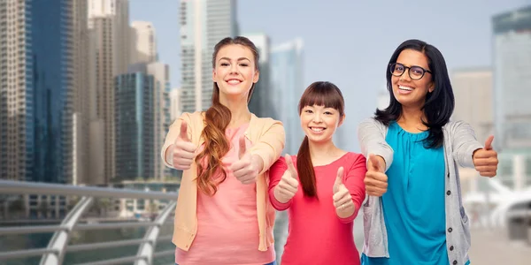 International women showing thumbs up in city — Stock Photo, Image