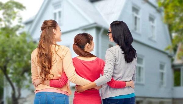 Internationale glückliche Frauen aus Rücken Umarmung — Stockfoto