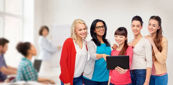 Grupo internacional de mulheres felizes com tablet pc — Fotografia de Stock