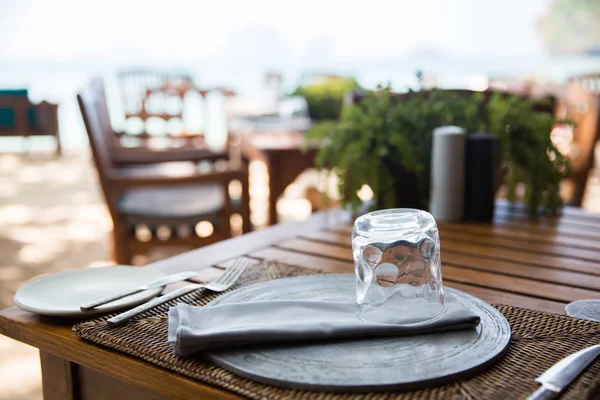 Mesa servida no restaurante ao ar livre na praia — Fotografia de Stock
