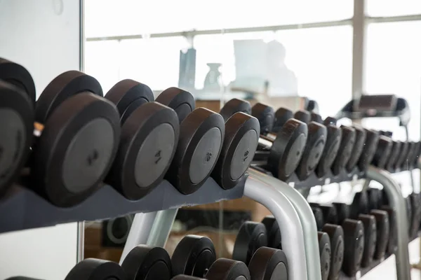 Pesas y equipos deportivos en el gimnasio — Foto de Stock