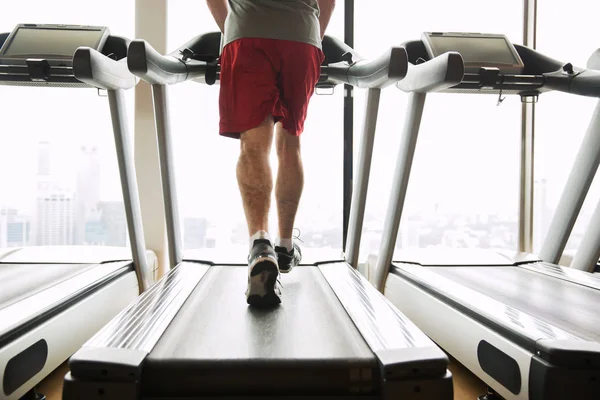 Man tränar på löpband i gym — Stockfoto