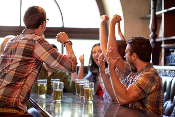 Aficionados al fútbol o amigos con cerveza en el bar deportivo — Foto de Stock