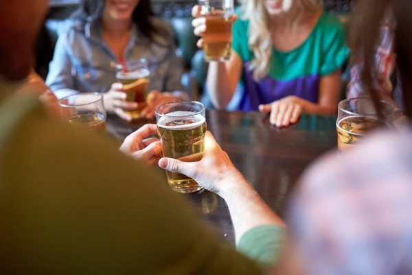 Amigos bebiendo cerveza en el bar o pub — Foto de Stock