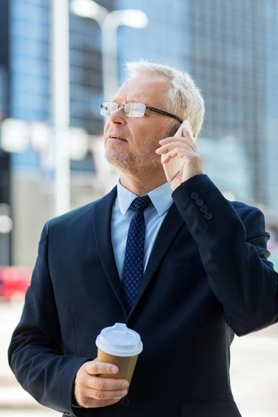 Senior-Geschäftsmann ruft Smartphone in der Stadt an — Stockfoto