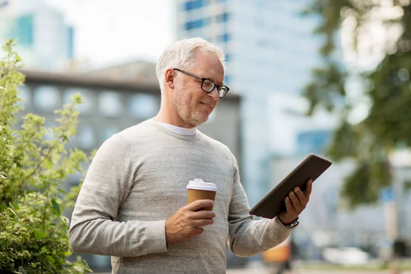 Starší muž s tablet pc a kávy v městě — Stock fotografie