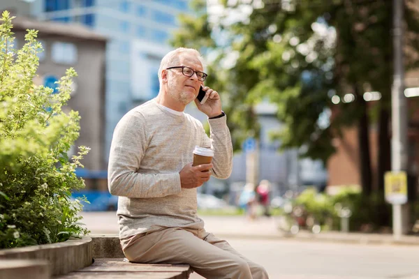 Счастливый пожилой человек звонит на смартфон в городе — стоковое фото