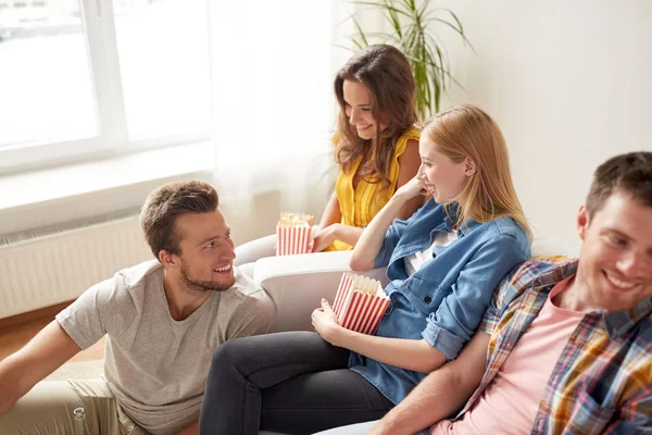 Gelukkige vrienden met popcorn en bier thuis — Stockfoto