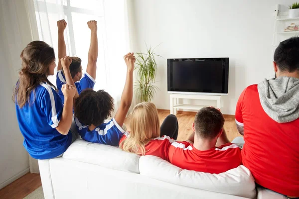 Amigos ou fãs de futebol assistindo tv em casa — Fotografia de Stock