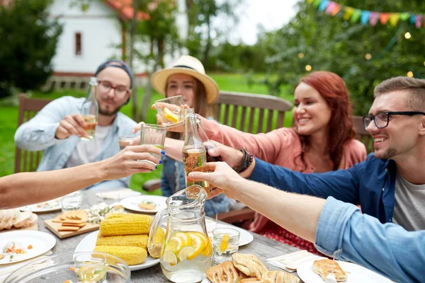 Happy přátelé s nápoji na letní zahradní slavnost — Stock fotografie