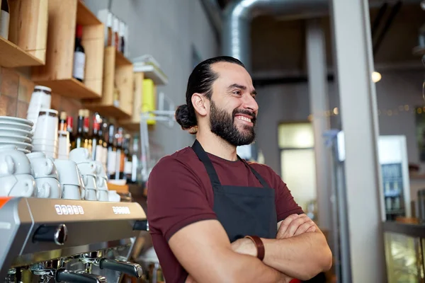 Homem feliz, barman ou garçom no bar — Fotografia de Stock