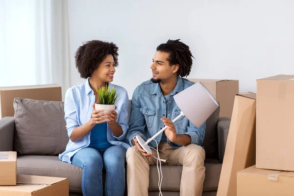 Casal feliz com coisas movendo-se para casa nova — Fotografia de Stock