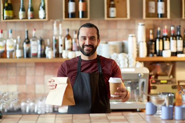 Mann oder Kellner mit Kaffee und Papiertüte an der Bar — Stockfoto