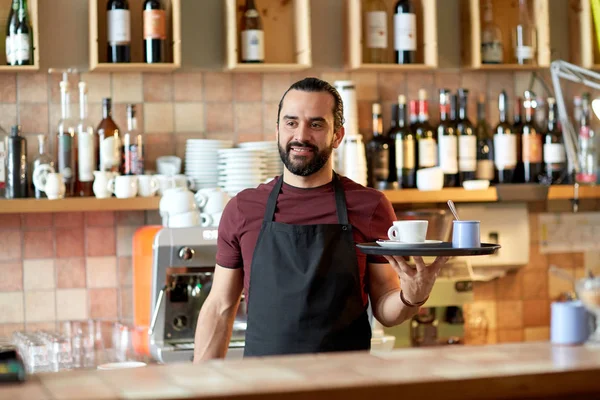 Homem feliz ou garçom com café e açúcar no bar — Fotografia de Stock