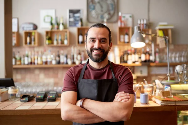 Hombre feliz, barman o camarero en el bar —  Fotos de Stock